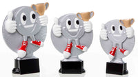 Thumbnail for Ein Set aus drei 3-er Serie Sonstiges 160 mm - 200 mm PK739201-199-3, mit einer medaillenförmigen Comicfigur mit roten Turnschuhen, die einen goldenen Pokal hält und den Daumen hoch zeigt, montiert auf schwarzen Sockeln. Diese aus hochwertigem Material gefertigten Trophäen zeigen ein exklusives Design, das in jeder Sammlung hervorsticht.