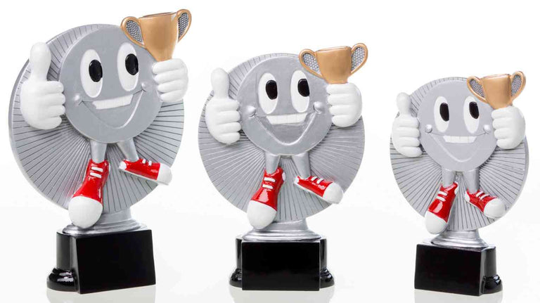 Ein Set aus drei 3-er Serie Sonstiges 160 mm - 200 mm, mit einer medaillenförmigen Comicfigur mit roten Turnschuhen, die einen goldenen Pokal hält und den Daumen hoch zeigt, montiert auf schwarzen Sockeln. Diese aus hochwertigem Material gefertigten Trophäen zeigen ein exklusives Design, das in jeder Sammlung hervorsticht.