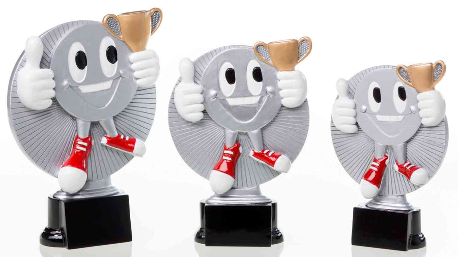 Ein Set aus drei 3-er Serie Sonstiges 160 mm - 200 mm PK739201-199-3, mit einer medaillenförmigen Comicfigur mit roten Turnschuhen, die einen goldenen Pokal hält und den Daumen hoch zeigt, montiert auf schwarzen Sockeln. Diese aus hochwertigem Material gefertigten Trophäen zeigen ein exklusives Design, das in jeder Sammlung hervorsticht.
