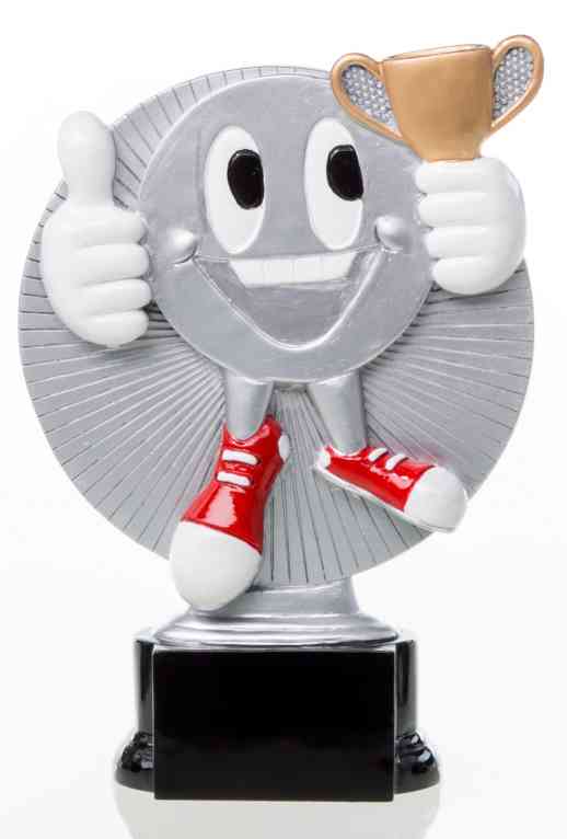 Eine Figur aus der 3-er Serie Sonstiges 160 mm – 200 mm PK739201-199-3, gestaltet als silberner, lächelnder Cartoon-Münzcharakter, aus hochwertigem Material gefertigt, hält eine goldene Trophäe und streckt einen Daumen nach oben, während sie in roten Turnschuhen auf einem schwarzen Sockel steht.