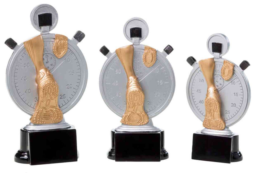 Drei Stoppuhren der 3er-Serie 160 mm – 200 mm PK739204-02-3 mit goldfarbenen Akzenten werden auf schwarzen Sockeln präsentiert und zeigen ihr exklusives Design und hochwertiges Material.