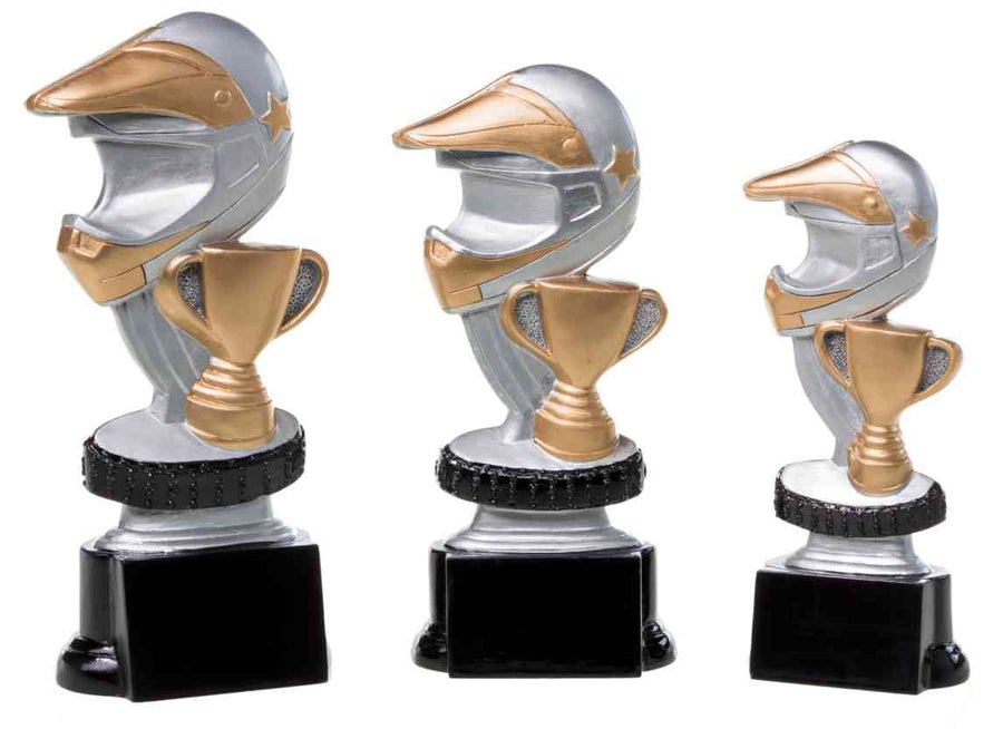 Drei Trophäen im exklusiven Design mit einem silbernen und goldenen Helm auf einem Reifen, gefertigt aus hochwertigem Material, mit einem goldenen Pokal davor sind Teil der 3-er Serie Motorhelm mit Pokal 160 mm - 200 mm PK739210-08-3.