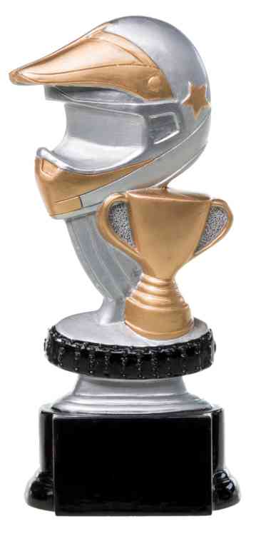 Silberner Rennhelm mit goldenem Schirm, davor ein goldener Pokal, auf Reifen und schwarzem Sockel. 3-er Serie Motorhelm mit Pokal 160 mm - 200 mm von POMEKI.