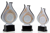 Drei tropfenförmige Trophäen in Silber mit goldenen Ähren und rundem Emblemfeld auf schwarzen Sockeln. 3-er Serie Sonstiges 160 mm - 200 mm von POMEKI.