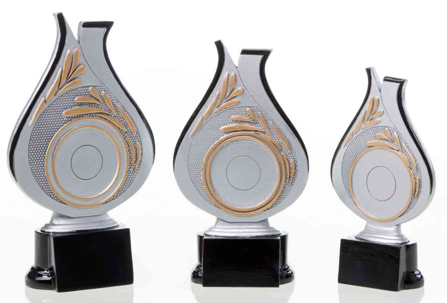 Drei silberne und goldene Münzen der 3er Serie Sonstiges 160 mm – 200 mm PK739213-11-3-E50 mit schwarzer Basis in zunehmender Größe und einem Blattdesign und einem runden Emblem auf weißem Hintergrund.