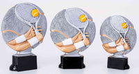 Thumbnail for Drei 3-er Serie Tennis 160 mm - 200 mm PK739243-41-3 zeigen eine Hand, die einen Tennisschläger mit Ball hält, montiert auf schwarzen Sockeln. Die Trophäen sind in den Farben Grau, Weiß und Gold gehalten.