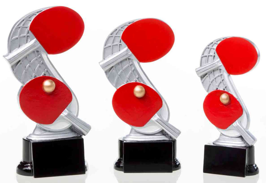 Drei metallische Tischtennisschläger der 3er-Serie 160 mm - 200 mm PK739249-47-3 mit roten Tischtennisschlägern und Ballmotiv, montiert auf schwarzen Sockeln, in absteigender Größe von links nach rechts angeordnet, aus hochwertigem Material gefertigt.