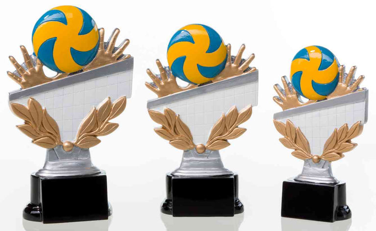 Drei Volleyball-Trophäen in absteigender Größe mit blau-gelbem Ball über weißem Netz, goldenen Händen und Lorbeerzweigen. 3-er Serie Volleyball von POMEKI.