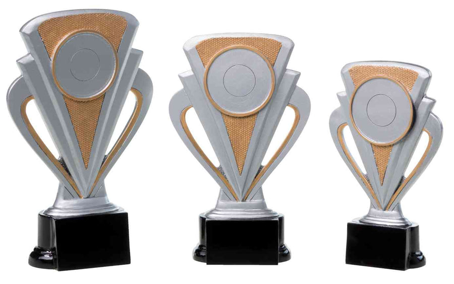 Die 3-er Serie Sonstiges 160 mm – 200 mm PK739264-62-3-E50 umfasst drei silberne und goldene Trophäen unterschiedlicher Höhe, die auf schwarzen rechteckigen Sockeln präsentiert werden.