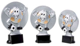 Drei Trophäen mit Fußballmotiven, auf denen lächelnde Fußballfiguren auf silbernem, rundem Hintergrund abgebildet sind. Jeder hält einen kleinen schwarz-weißen Fußball. Diese auffälligen Auszeichnungen sind unterschiedlich hoch und eignen sich daher perfekt als einzigartiges Geschenk für jeden Fußballfan, die 3-er Serie Fußball Kinder 160 mm - 200 mm