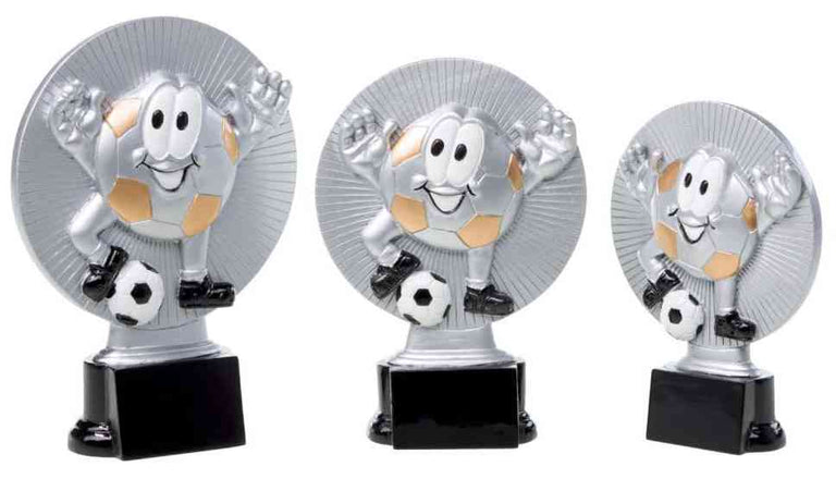 Drei Trophäen mit Fußballmotiven, auf denen lächelnde Fußballfiguren auf silbernem, rundem Hintergrund abgebildet sind. Jeder hält einen kleinen schwarz-weißen Fußball. Diese auffälligen Auszeichnungen sind unterschiedlich hoch und eignen sich daher perfekt als einzigartiges Geschenk für jeden Fußballfan, die 3-er Serie Fußball Kinder 160 mm - 200 mm