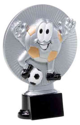 Thumbnail for Eine silberne 3-er Serie Fußball Kinder 160 mm – 200 mm mit einer lächelnden Fußballfigur mit Armen, Beinen und einem kleinen Fußball an seinen Füßen, montiert auf einem schwarzen Sockel.