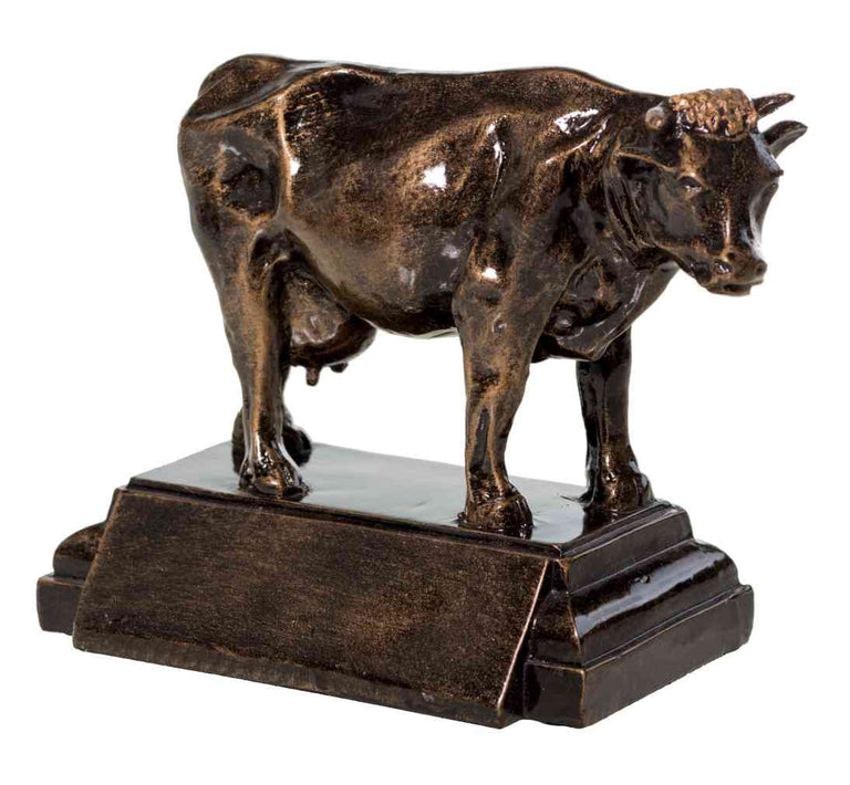Die Trophäe Landwirtschaft 130 mm zeigt eine detailgetreue, bronzefarbene Kuhstatue auf einem rechteckigen, abgestuften Sockel - eine auffällige, reflektierende Auszeichnung, die sich ideal für die Würdigung landwirtschaftlicher Leistungen eignet.