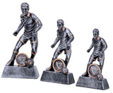 Drei Fußball-Trophäen der 3er Serie Fußball (137 mm – 188 mm) in verschiedenen Höhen, die einen Spieler in Bewegung mit einem Fußball und einem runden Emblem auf der Basis zeigen, sind das perfekte Erinnerungsstück für jeden Sportler.