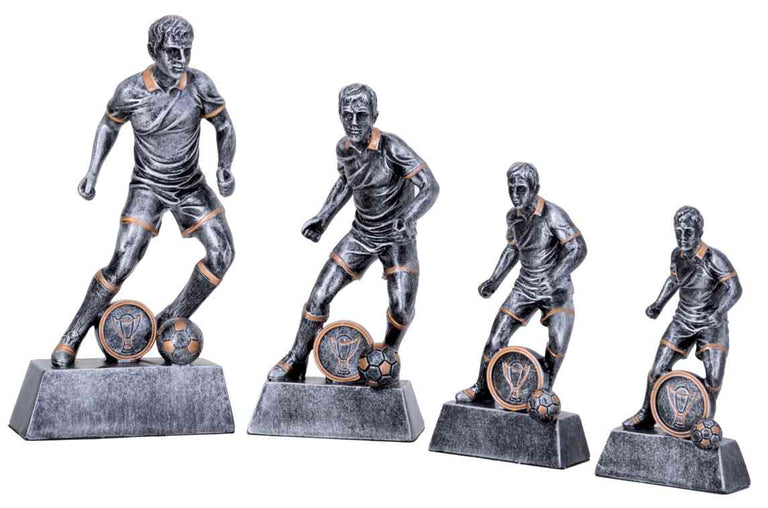 Die 4-er Serie Fußball 137 mm – 223 mm besteht aus vier unterschiedlich großen Trophäen mit Fußballmotiven, die an der Unterseite einen Spieler mit Ball und ein Pokalsymbol zeigen.