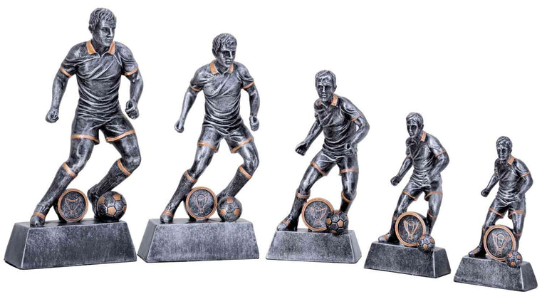 Fünf Fußballspielertrophäen in unterschiedlichen Größen, jede mit einer Figur in Dribbling-Pose und einem kleinen Fußball zu ihren Füßen, montiert auf rechteckigen Sockeln. Diese 5-er Serie Fußball 137 mm - 245 mm sind das perfekte Geschenk oder die perfekte Auszeichnung für jeden Fußballfan.