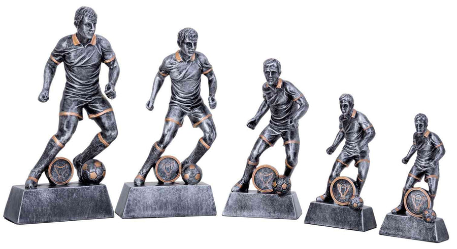 Fünf Fußballspielertrophäen in unterschiedlichen Größen, jede mit einer Figur in Dribbling-Pose und einem kleinen Fußball zu ihren Füßen, montiert auf rechteckigen Sockeln. Diese 5-er Serie Fußball 137 mm - 245 mm PK739380-76-5-E25 sind das perfekte Geschenk oder die perfekte Auszeichnung für jeden Fußballfan.