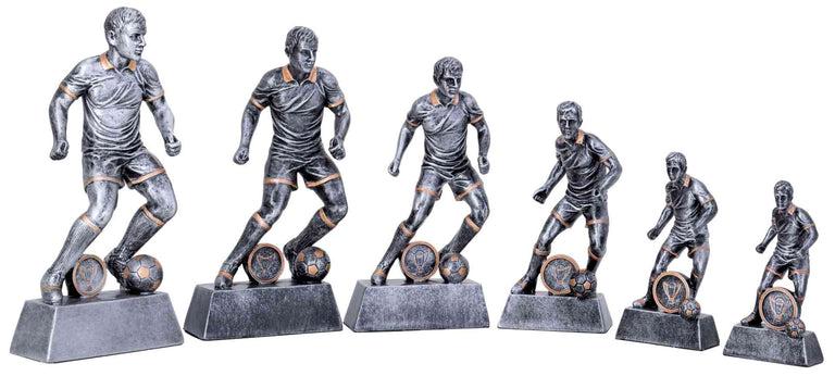 Sechs graue Fußballtrophäen in unterschiedlichen Größen, jede mit einem Spieler und einem Fußball. 6-er Serie Fußball 137 mm – 265 mm von POMEKI.