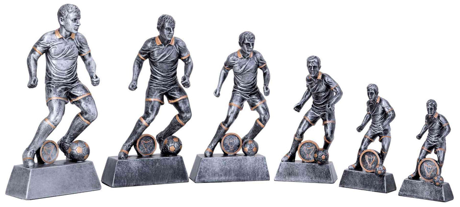 Wir präsentieren die 6-er Serie Fußball 137 mm - 265 mm PK739380-75-6-E25, eine Kollektion aus sechs grauen Fußballtrophäen in unterschiedlichen Größen. Jede Trophäe zeigt einen Spieler mit einem Fußball, ist aus hochwertigem Material gefertigt und weist ein exklusives Design auf.