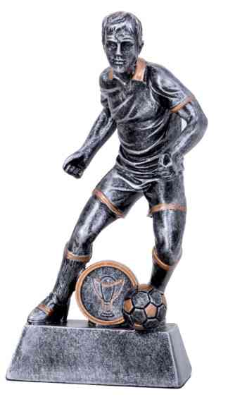Ein 3-er Serie Fußball 137 mm – 188 mm PK739380-78-3-E25 oder Ehrenpreis zeigt einen Spieler mit einem Fuß auf einem Fußball, der auf einem rechteckigen Sockel mit einem runden Emblem steht.