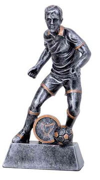 Thumbnail for Ein 3-er Serie Fußball 137 mm – 188 mm PK739380-78-3-E25 oder Ehrenpreis zeigt einen Spieler mit einem Fuß auf einem Fußball, der auf einem rechteckigen Sockel mit einem runden Emblem steht.