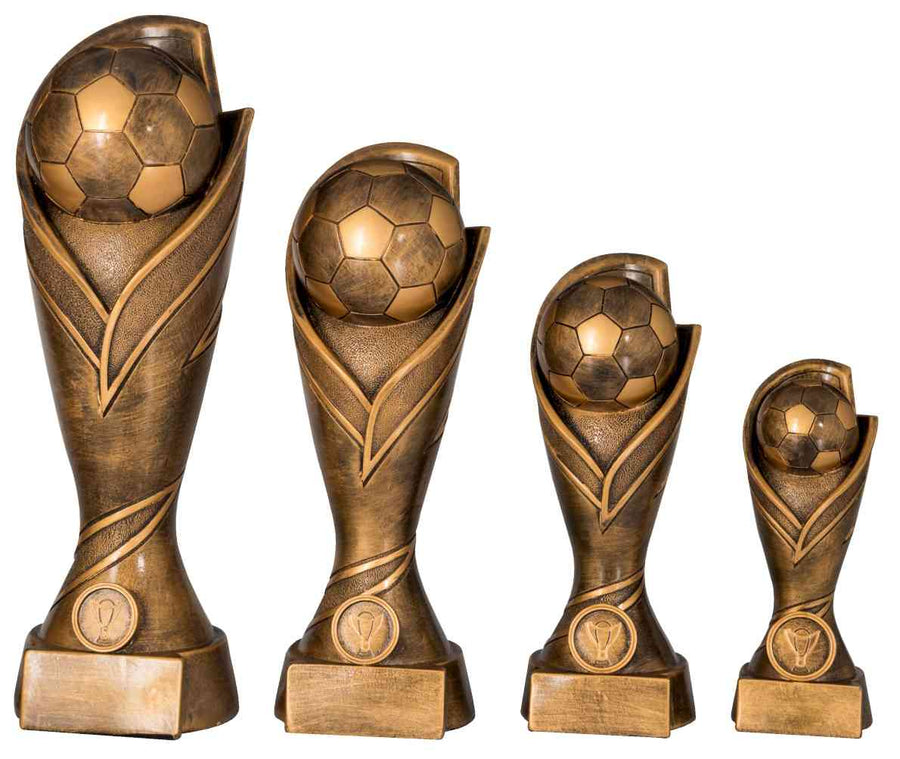 Vier bronzefarbene Fußballtrophäen in unterschiedlichen Höhen, jeweils mit einem Fußballmotiv an der Spitze und einer leeren Plakette an der Unterseite, dienen als eindrucksvolle 4-er Serie Fußball 170 mm - 333 mm PK739394-4-E25 für denkwürdige Erfolge.