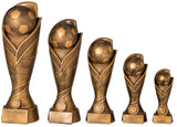 Fünf bronzene Fußballtrophäen aus der 5-er Serie Fußball-Kollektion mit einer Höhe von 170 mm bis 390 mm, die jeweils mit einem Fußballmotiv verziert sind, werden in einer Reihe ausgestellt und stehen auf einem verzierten Sockel – wahrlich eine bemerkenswerte Auszeichnung für jeden Empfänger.