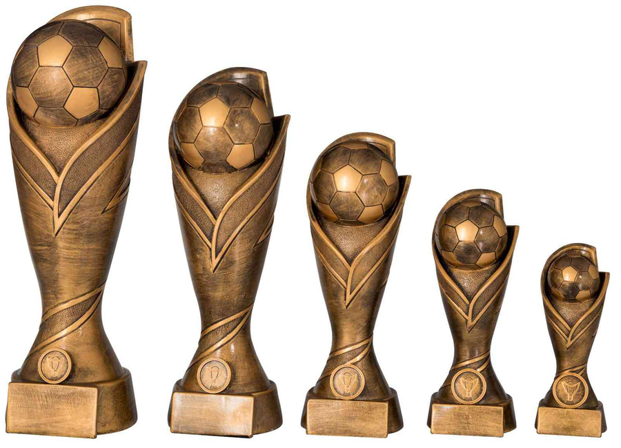 Fünf bronzene Fußballtrophäen aus der 5-er Serie Fußball-Kollektion mit einer Höhe von 170 mm bis 390 mm, die jeweils mit einem Fußballmotiv verziert sind, werden in einer Reihe ausgestellt und stehen auf einem verzierten Sockel – wahrlich eine bemerkenswerte Auszeichnung für jeden Empfänger.