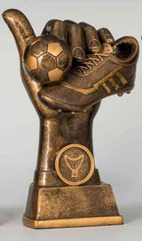 Thumbnail for Wir stellen die 4-er Serie Fußball 130 mm – 202 mm vor, eine bronzene Trophäe mit einer Hand, die einen Fußball und einen Stollen hält, mit einem kleinen runden Emblem an der Basis.