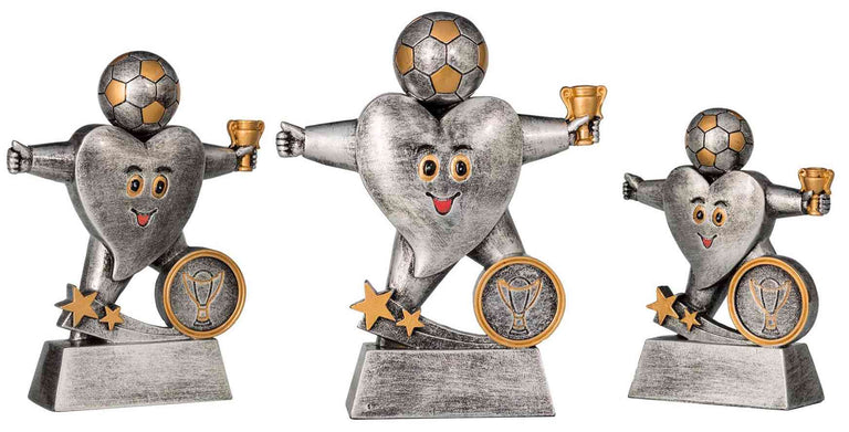 Drei 3-er Serie Fußball Kinder 109 mm - 140 mm mit lächelnden Gesichtern und Fußballköpfen, die jeweils einen goldenen Pokal halten und auf einem mit Sternen und einem Fußballemblem verzierten Sockel stehen. Mit exklusivem Design und aus hochwertigem Material gefertigt, sind diese Trophäen perfekt für jeden Anlass.