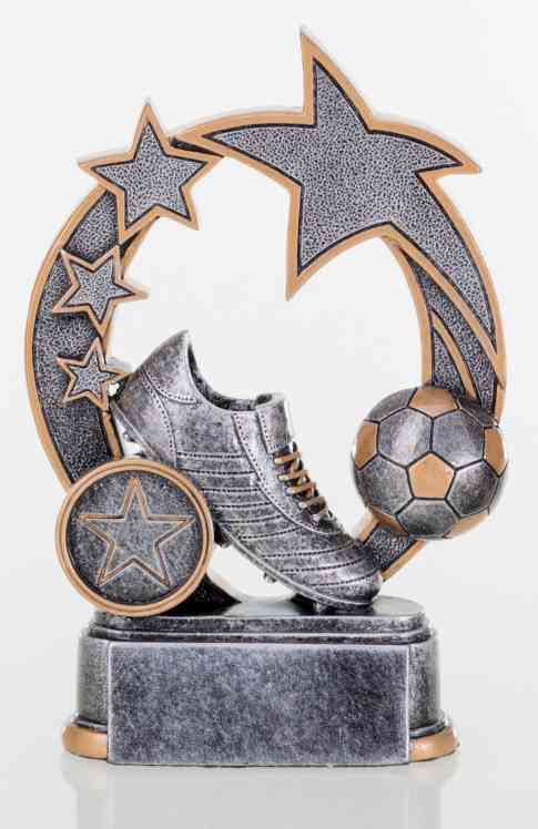 Ein silberner 3-er Serie Fußball 127 mm – 160 mm mit einem Fußballschuh, einem Fußball und mehreren Sternen in kreisförmiger Anordnung präsentiert hochwertiges Material und ein exklusives Design.
