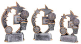 Drei Basketball-Trophäen der 3er-Serie aus hochwertigem Material mit Sternen und Basketball-Motiven auf sternförmigen Hintergründen, in unterschiedlichen Höhen auf weißem Hintergrund angeordnet.