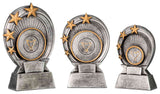Drei Trophäen der 3-er Serie Sonstiges 110 mm – 150 mm in unterschiedlichen Größen, jeweils mit rundem Emblem (Trophäensymbol) und goldenen Sternen. Von POMEKI.