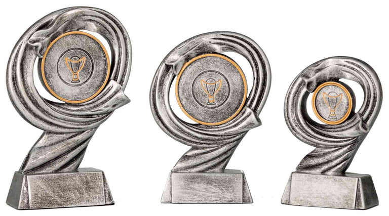 Drei silberfarbene Trophäen mit Wirbeldesign und rundem Emblem mit Pokalmotiv, in absteigender Größe. 3-er Serie Sonstiges 110 mm - 150 mm von POMEKI.