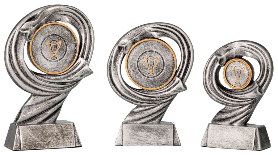 Drei silberfarbene Trophäen aus der 3-er Serie Sonstiges 110 mm – 150 mm Kollektion PK739419-17-3-E50, jeweils mit einem Wirbeldesign und einem runden Emblem mit der Abbildung einer Glühbirne in der Mitte, in absteigender Höhenreihenfolge von links nach rechts angezeigt.