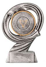 Thumbnail for Eine 3er Serie Sonstiges 110 mm – 150 mm mit einem silberfarbenen Spiraldesign, einem runden Mittelstück mit Goldrand, das ein Kelchsymbol darstellt und auf einem rechteckigen Sockel steht.