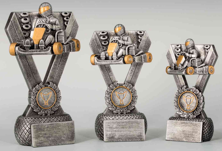 Drei Renntrophäen mit einem Go-Kart-Fahrer in kunstvollem Design, in unterschiedlichen Höhen auf schlichtem Hintergrund präsentiert, jeweils als glänzendes 3-er Serie Kart 126 mm - 162 mm für herausragende Leistungen.