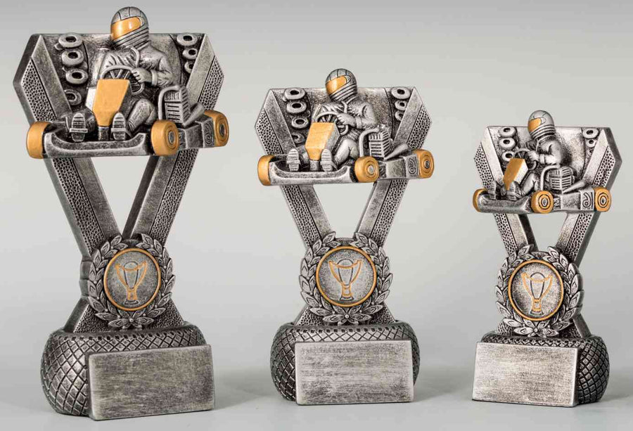 Drei Renntrophäen mit einem Go-Kart-Fahrer in kunstvollem Design, in unterschiedlichen Höhen auf schlichtem Hintergrund präsentiert, jeweils als glänzendes 3-er Serie Kart 126 mm - 162 mm PK739426-24-3 für herausragende Leistungen.