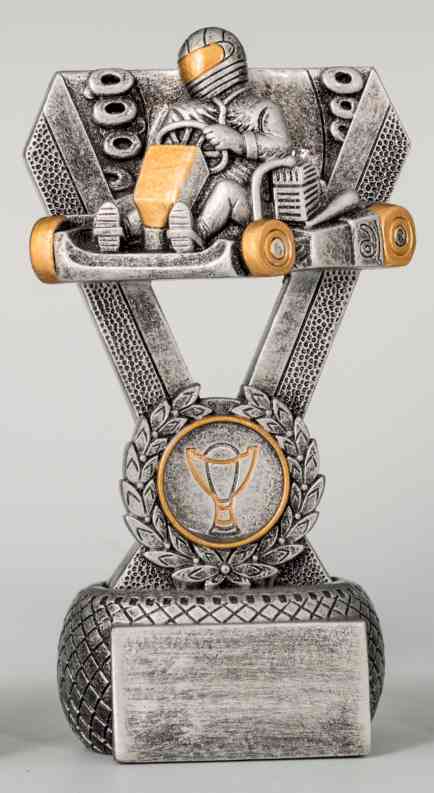 Ein silber-goldenes 3er Serie Kart 126 mm – 162 mm PK739426-24-3 mit einem Go-Kart-Fahrer im Rennanzug und Helm, mit einem Lorbeerkranz und einem Pokalsymbol an der Basis.