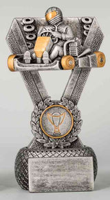 Thumbnail for Ein silber-goldenes 3er Serie Kart 126 mm – 162 mm mit einem Go-Kart-Fahrer im Rennanzug und Helm, mit einem Lorbeerkranz und einem Pokalsymbol an der Basis.