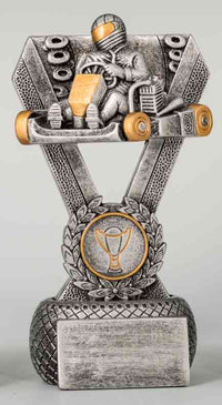Thumbnail for Ein silber-goldenes 3er Serie Kart 126 mm – 162 mm PK739426-24-3 mit einem Go-Kart-Fahrer im Rennanzug und Helm, mit einem Lorbeerkranz und einem Pokalsymbol an der Basis.
