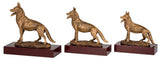 Drei bronzefarbene stehende Schäferhunde in abgestuften Größen auf rotbraunen rechteckigen Holzsockeln. 3-er Serie Schäferhund 170 mm - 212 mm von POMEKI.
