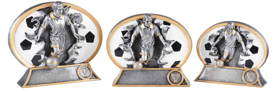 Die 3-er Serie Fußball (145 x 130 mm – 195 x 170 mm) PK739433-31-3-E25 umfasst drei Fußballtrophäen, die jeweils einen Spieler in Aktion zeigen. Diese stehen auf einem Sockel mit einem runden Hintergrund, der einem Fußball nachempfunden ist. Sie sind aus hochwertigen Materialien gefertigt und stellen eine elegante Auszeichnung dar.