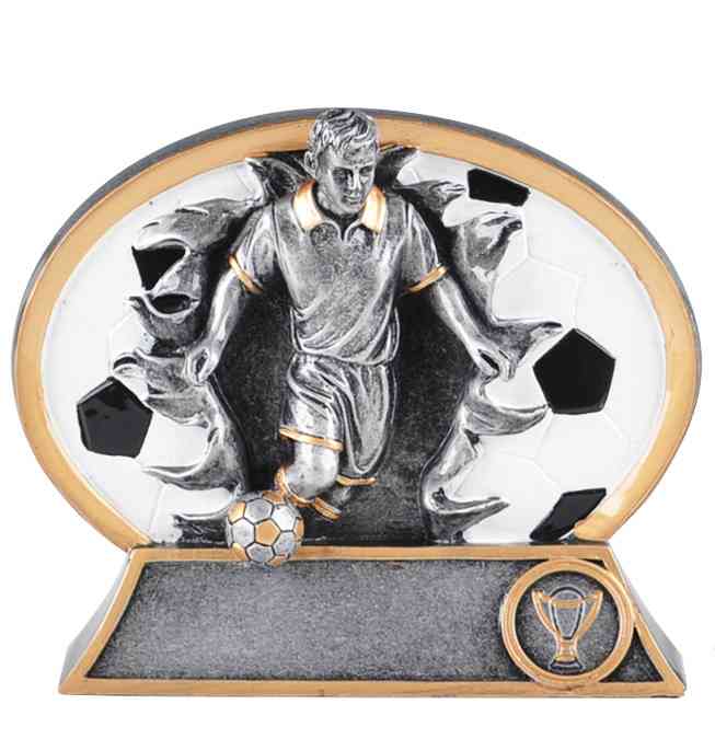 Die 3-er Serie Fußball 145x130 mm - 195x170 mm PK739433-31-3-E25 zeigt einen silberfarbenen Fußballpokal, der einen Spieler mit Ball vor einem Hintergrund zeigt, der an einen brechenden Fußball erinnert. Er ist auf einem Sockel aus hochwertigem Material montiert, auf dem das Pokalsymbol gut sichtbar ist.