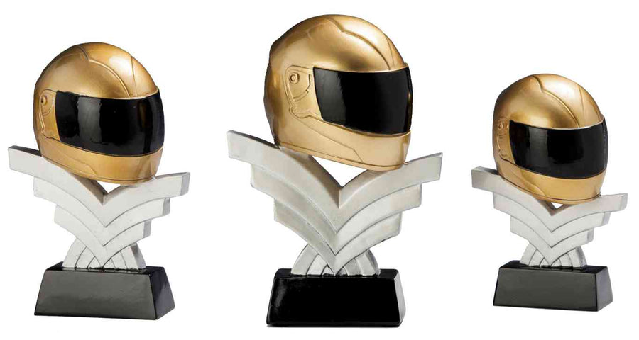 Drei Motorhelme der 3er-Serie 130 mm – 200 mm PK739435-3 in unterschiedlichen Höhen, jeweils auf einem silbernen und schwarzen Sockel montiert.