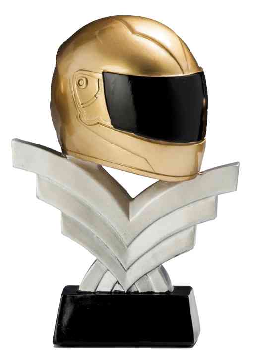 Ein goldener Motorradhelm 3-er Serie Motorhelm 130 mm – 200 mm PK739435-3 mit schwarzem Visier sitzt auf einer silbernen und schwarzen Basis mit eckigen Formen.