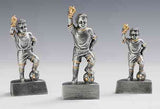 Drei identische Trophäen der 3-er Serie Fußball Kinder 90 mm – 130 mm, abgebildet ist ein Spieler, der eine Hand auf der Hüfte ruht und in der anderen eine Trophäe hält, während er mit einem Fuß auf einem Fußball steht.