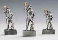 Thumbnail for Drei identische Trophäen der 3-er Serie Fußball Kinder 90 mm – 130 mm PK739450-3, abgebildet ist ein Spieler, der eine Hand auf der Hüfte ruht und in der anderen eine Trophäe hält, während er mit einem Fuß auf einem Fußball steht.