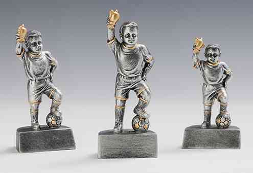 Drei identische Trophäen der 3-er Serie Fußball Kinder 90 mm – 130 mm PK739450-3, abgebildet ist ein Spieler, der eine Hand auf der Hüfte ruht und in der anderen eine Trophäe hält, während er mit einem Fuß auf einem Fußball steht.