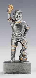 Eine graue Sporttrophäe zeigt einen kleinen Jungen in einer Fußballuniform, der in einer Hand eine Trophäe hält und mit einem Fuß auf einem Fußball steht. Produktname: 3-er Serie Fußball Kinder 90 mm – 130 mm PK739450-3.